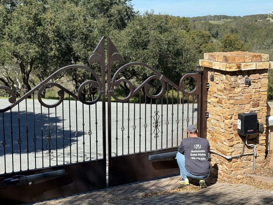 metal driveway gate-installation by contractor